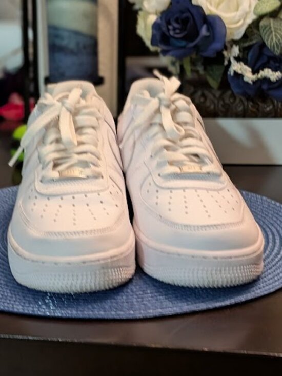 O1 NIKE AIR FORCE 1 Triple White Sneakers - Picture 2 of 11